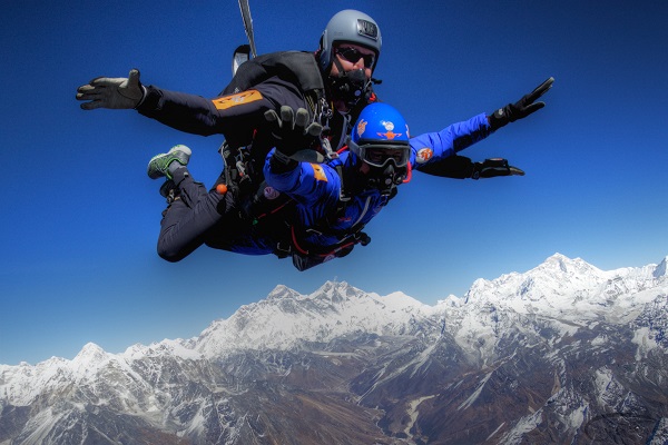 Skydive Everest with Tom and
Incredible Adventures
